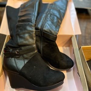 Black size 8 knee high boot heel used very comfortable